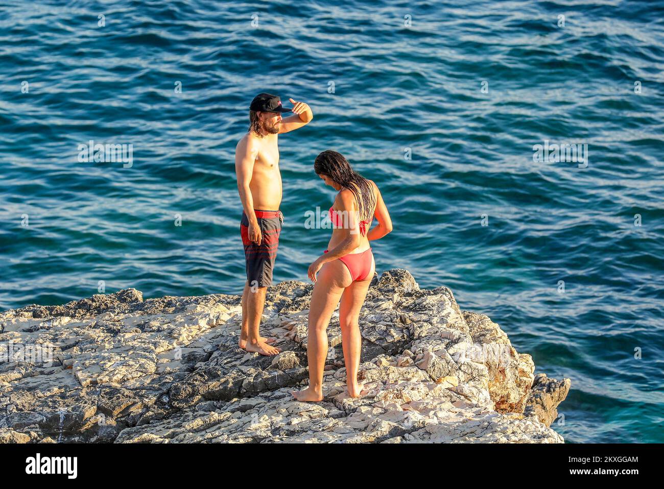 I turisti possono visitare la Penisola di Kamenjak o Capo Kamenjak, conosciuta anche come la Penisola di Premantura (Punta), il capo più meridionale dell'Istria. Vicino a Pola, Croazia, il 28 giugno 2020. Capo Kamenjak è un meraviglioso parco situato sulla penisola di Premantura sulla punta meridionale dell'Istria. Vicino a Pola e ad alcune delle altre località turistiche della zona (come Medulin), il parco è un modo eccellente e rilassante per trascorrere una giornata ed è altamente raccomandato. Con un paesaggio insolito, miglia di costa frastagliata e spiagge da godere, insenature e grotte da esplorare, un â stravagante safari˜barâ€™ e anche alcuni animali a (h Foto Stock