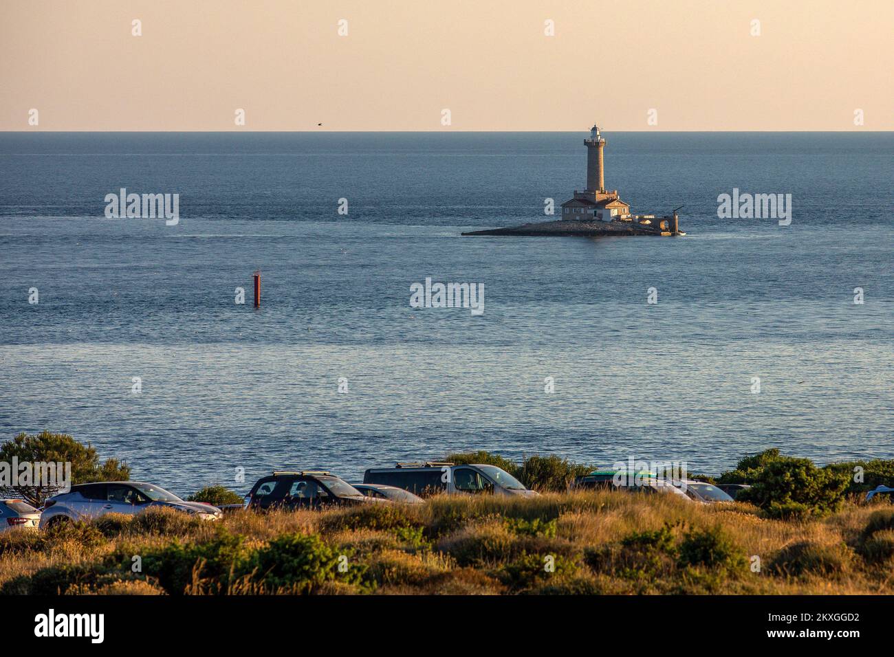 I turisti possono visitare la Penisola di Kamenjak o Capo Kamenjak, conosciuta anche come la Penisola di Premantura (Punta), il capo più meridionale dell'Istria. Vicino a Pola, Croazia, il 28 giugno 2020. Capo Kamenjak è un meraviglioso parco situato sulla penisola di Premantura sulla punta meridionale dell'Istria. Vicino a Pola e ad alcune delle altre località turistiche della zona (come Medulin), il parco è un modo eccellente e rilassante per trascorrere una giornata ed è altamente raccomandato. Con un paesaggio insolito, miglia di costa frastagliata e spiagge da godere, insenature e grotte da esplorare, un â stravagante safari˜barâ€™ e anche alcuni animali a (h Foto Stock