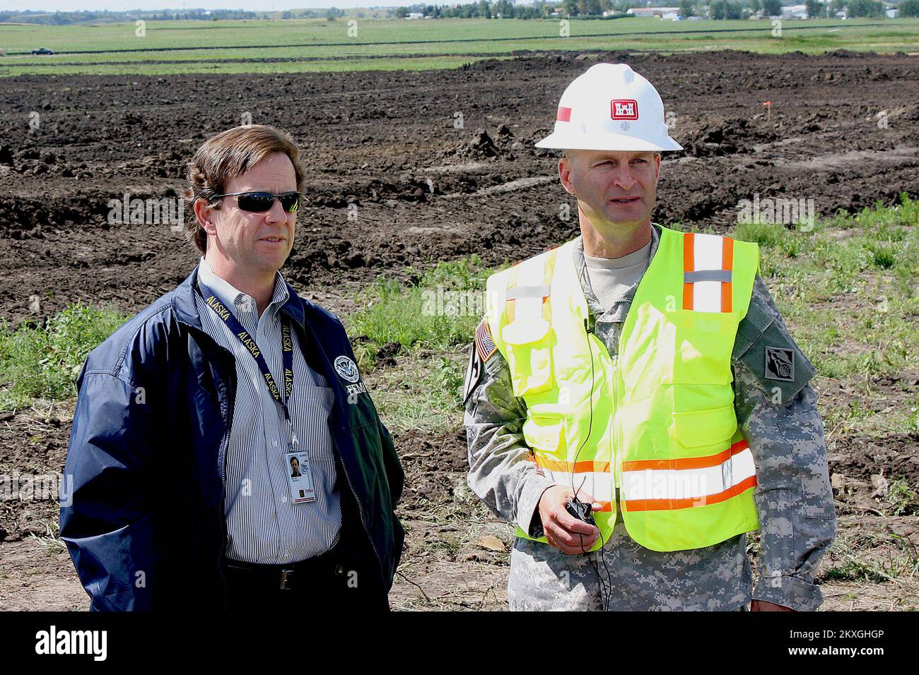 Inondazioni - Minot, N. D. , 16 agosto 2011 Tim Butler, FEMA Individual Assistance Liason (L) e Lt. Kendall Bergmann, USACE Minot Recovery Operations Commander (R), conducono un briefing stampa dal sito temporaneo del gruppo di alloggi a Minot, ND. I lavori in questo sito sono appena iniziati e ospiteranno 600 unità al termine dell'operazione. Robert Kaufmann/FEMA. Alluvione del North Dakota. Fotografie relative a disastri e programmi, attività e funzionari di gestione delle emergenze Foto Stock