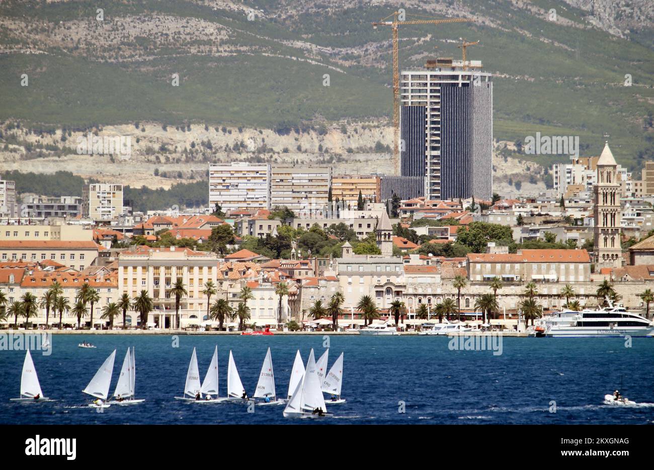 I marinai si allenano di fronte a Spalato prima del Campionato croato a Spalato, Croazia, il 8,2020 luglio. Il Campionato croato nelle classi laser Radial e laser 4,7 si terrà dalle 15 alle 17,7. 2020 Foto:Ivo Cagalj/PIXSELL Foto Stock