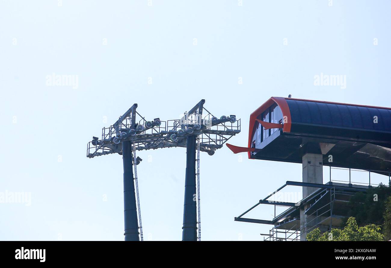 Vista del sito di costruzione della funivia Sljeme, a Zagabria , Croazia, il 8 luglio 2020.dopo 13 lunghi anni, Zagabria finalmente otterrà il suo tram aereo . Più di 17 mesi fa, prima che la prima pala si fosse rotta, e anche prima di quella prima pala, la gondola arrivò con un prezzo di 375 milioni HRK (50,4 milioni di EUR). Nel dicembre 2019, ZET ha garantito un prestito di 537 milioni di HRK (72,2 milioni di EUR) per completare questa costosa impresa. Quindi, Zagabria avrà finalmente un tram aereo, e sarà come nessun altro in Europa!l'enorme edificio sarà la stazione base, che avrà un elegante esterno in vetro, e Wil Foto Stock