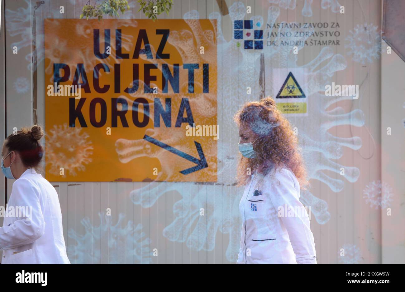 LLUSTRATION - PRESA CON DOPPIA ESPOSIZIONE. Nell'Istituto di insegnamento per la salute pubblica 'Dr. Andrija Stampar', i dipendenti stanno testando i cittadini. Diagnostica del coronavirus drive-in per velocizzare la diagnosi e aumentare il numero di persone testate. Le persone non escono dall'auto durante questo test, il che aumenta il livello di sicurezza della persona sottoposta a test e dell'operatore sanitario. Il virus che causa COVID-19 è nella maggior parte dei casi trasmesso attraverso goccioline che si formano quando una persona infetta tosse, starnuti o esalazioni. Queste goccioline sono troppo pesanti per volare attraverso l'aria e cadere rapidamente al Foto Stock