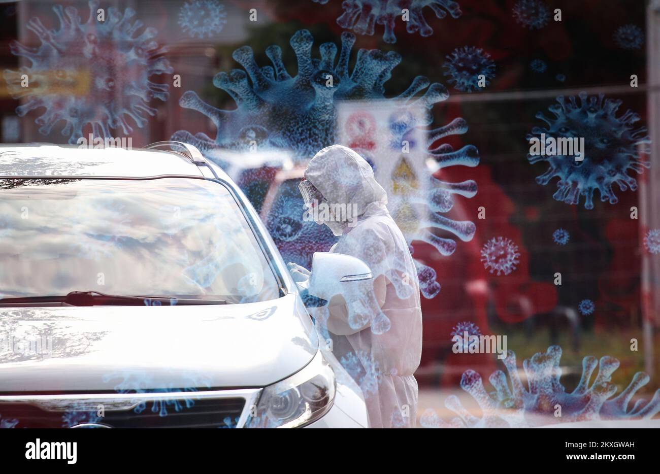 LLUSTRATION - PRESA CON DOPPIA ESPOSIZIONE. Nell'Istituto di insegnamento per la salute pubblica 'Dr. Andrija Stampar', i dipendenti stanno testando i cittadini. Diagnostica del coronavirus drive-in per velocizzare la diagnosi e aumentare il numero di persone testate. Le persone non escono dall'auto durante questo test, il che aumenta il livello di sicurezza della persona sottoposta a test e dell'operatore sanitario. Il virus che causa COVID-19 è nella maggior parte dei casi trasmesso attraverso goccioline che si formano quando una persona infetta tosse, starnuti o esalazioni. Queste goccioline sono troppo pesanti per volare attraverso l'aria e cadere rapidamente al Foto Stock