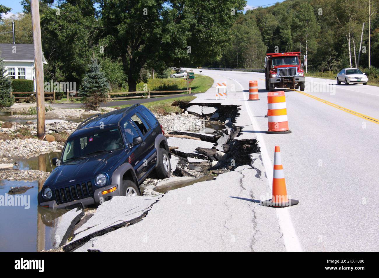 Uragano alluvione/tempesta tropicale - Ludlow, Vt. , Il 29 agosto 2011 un'automobile è bloccata in un fosso dopo che parte della Route 103 è lavata via da inondazione di lampo associata con Irene di tempesta tropicale. Molte strade e ponti in tutto lo stato del Vermont sono stati gravemente danneggiati dalla tempesta. La FEMA fornisce assistenza alle città e alle comunità per riprendersi dai disastri. Vermont Tropical Storm Irene. Fotografie relative a disastri e programmi, attività e funzionari di gestione delle emergenze Foto Stock