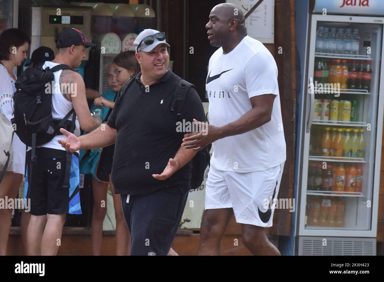 Magic Johnson, una leggenda del basket, in compagnia del suo amico e moglie cookie ha goduto della natura del Parco Nazionale Krka a Skradinski Buk, Croazia il 7 agosto 2020. Foto: Hrvoje Jelavic/PIXSELL Foto Stock