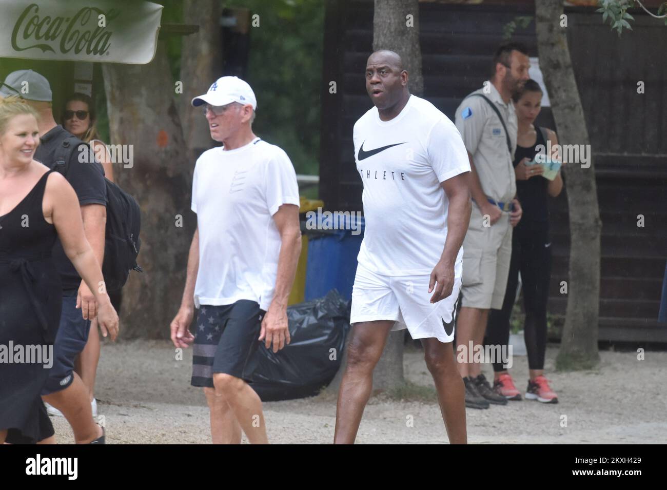 Magic Johnson, una leggenda del basket, in compagnia del suo amico e moglie cookie ha goduto della natura del Parco Nazionale Krka a Skradinski Buk, Croazia il 7 agosto 2020. Foto: Hrvoje Jelavic/PIXSELL Foto Stock