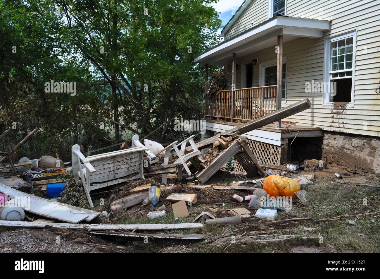 Uragano/tempesta tropicale - Schoharie, N. Y. , 31 agosto 2011 i residenti stanno pulendo il mess che l'uragano Irene ha lasciato dietro. Il Presidente dichiara il disastro per lo Stato di New York per integrare gli sforzi di recupero statali e locali nella zona colpita dall'uragano Irene. Uragano Irene di New York. Fotografie relative a disastri e programmi, attività e funzionari di gestione delle emergenze Foto Stock