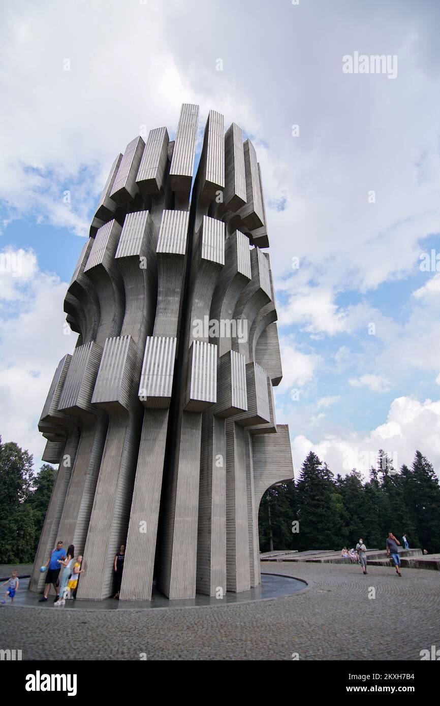 16.08.2020., Prijedor, Bosnia-Erzegovina â Monumento alla Rivoluzione è una scultura commemorativa della seconda guerra mondiale di Dusan Dzamonja, situata a Mrakovica, una delle vette più alte del monte Kozara, Bosnia-Erzegovina. È dedicato alla feroce battaglia e 2.500 combattenti partisan jugoslavi e 68.500 civili prevalentemente serbi uccisi o deportati nei campi di concentramento di UstaÅ¡e durante l'offensiva di Kozara tedesco-Ustase-ungherese da giugno a luglio 1942. L'iniziativa per la costruzione del monumento è iniziata nel 1969 e Dusan Dzamonja ha vinto il primo premio per il suo progetto. Costruzione della Foto Stock