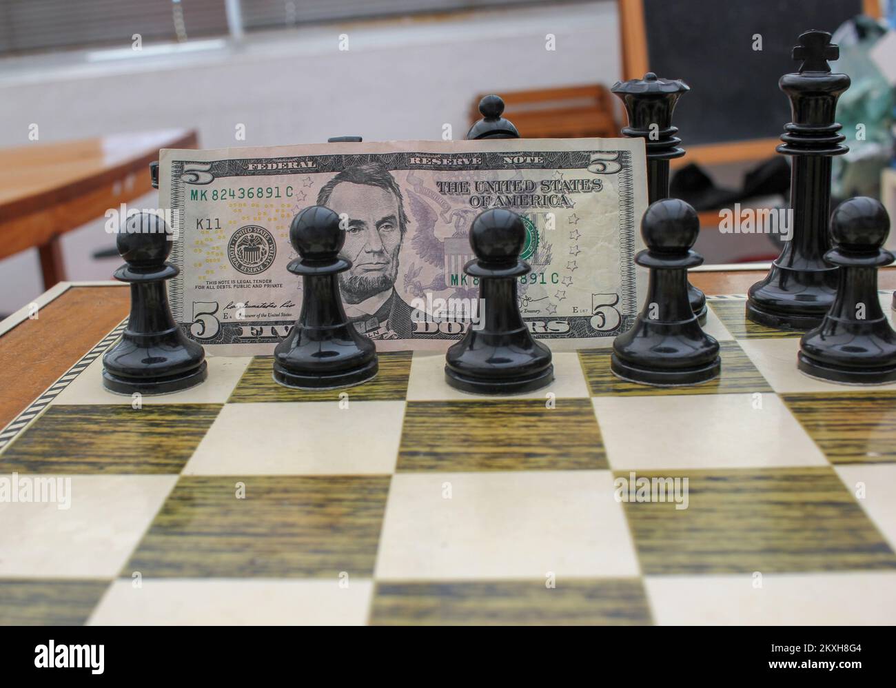 conto del dollaro tra i pezzi di scacchi neri in uno scenario di inflazione Foto Stock