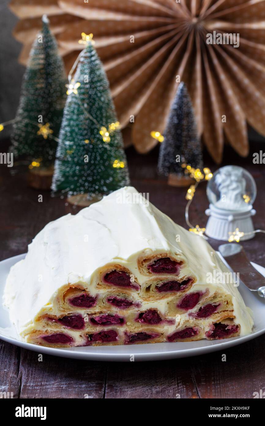 Rifugio del monastero, una popolare torta sovietica con ripieno di ciliegie e panna acida. Foto Stock