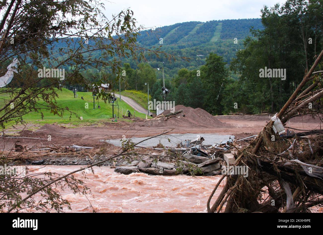 Alluvione uragano/tempesta tropicale - Windham, N. Y., 1 settembre 2011 Una vista della collina di Windham corre dal torrente gonfio che traboccò nella città di Windham. Molte case e aziende sono state danneggiate dall'alluvione dell'uragano Irene il 8/28/11. La zona ha ricevuto una dichiarazione di disastro dal presidente Obama il 9/03/11. FEMA Photo/Judith Grafe. Uragano Irene di New York. Fotografie relative a disastri e programmi, attività e funzionari di gestione delle emergenze Foto Stock