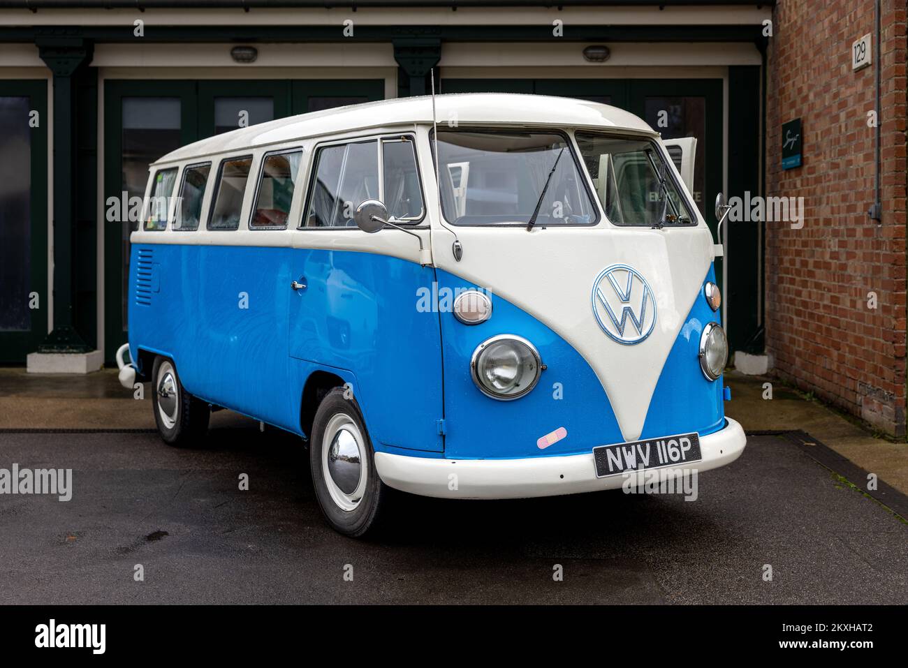 1975 Volkswagen Camper Van ‘NWV 116P’ in mostra all’Assemblea dei cavalli da lavoro tenutasi presso il Bicester Heritage Centre il 27th novembre 2022 Foto Stock