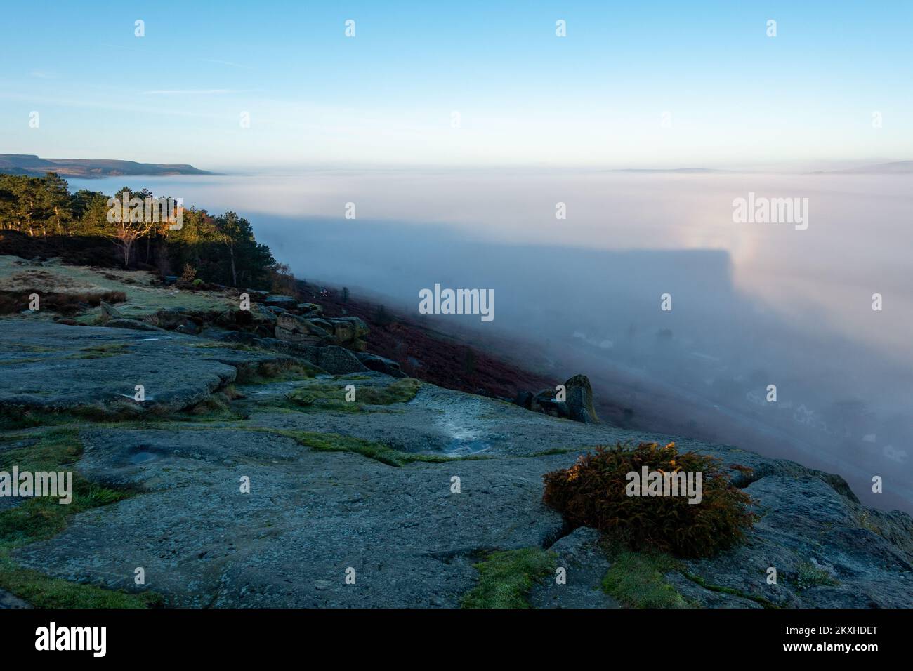 Shadow of the Cow e Calf Rocks sulla nebbia con uno specter Brocken sulla nuvola rovesciata dal simbolo di Ilkley Moor UK Foto Stock