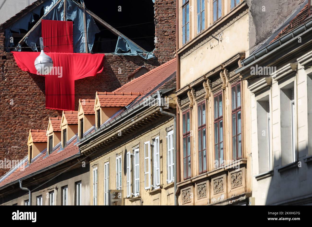 Una croce di tela rossa di 5 Ã— 5 metri è posta sulla parte anteriore di un edificio in via Ilica a Zagabria, Croazia il 4 settembre 2020. Nel corso di dieci giorni, l'autore dell'azione artistica, Aleksandar Battista, vuole motivare i cittadini a pensare alla profondità e alla portata della crisi, ma anche ad attivarsi in direzione di sforzi congiunti per 'guarire' e un nuovo, migliore inizio per la città a tutti i livelli. Foto: Marin Tironi/PIXSELL Foto Stock