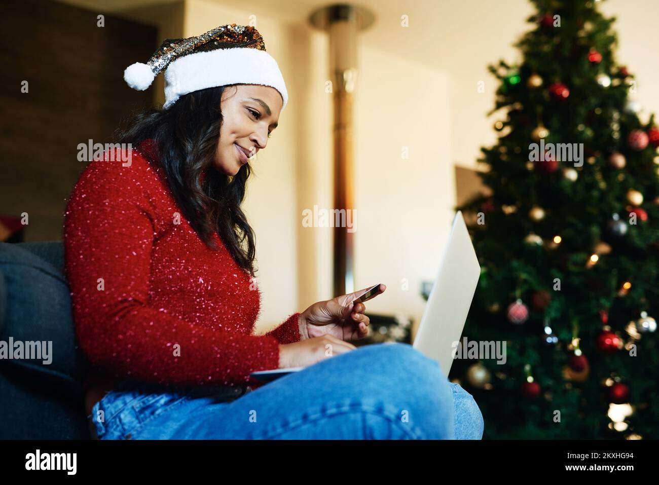 Natale, e-commerce e donna con carta di credito e computer portatile, pagamento per lo shopping, internet e vendita vacanze. Shopping online, clienti e acquisti natalizi Foto Stock