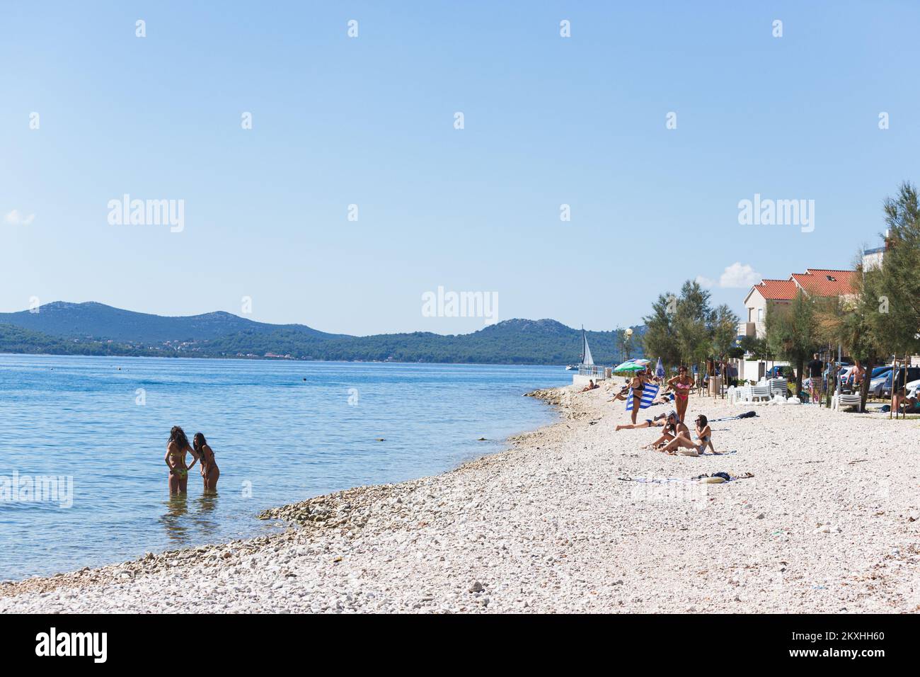 Persone viste su una spiaggia semivuota a Zara, Croazia il 6 settembre  2020. Sulle spiagge è molto meno persone che negli anni precedenti in  questo periodo dell'anno. Nelle ultime 24 ore, sono