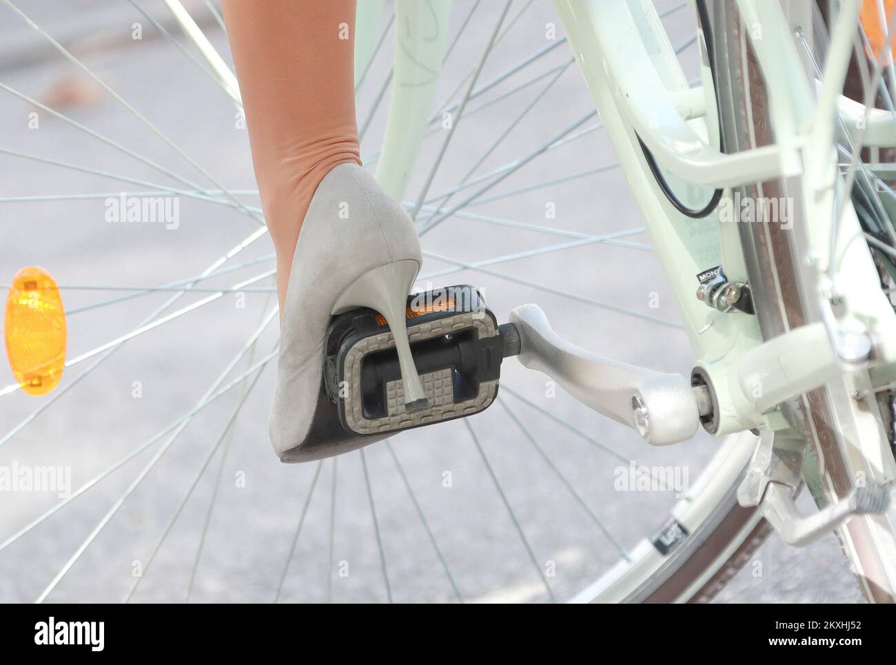 Una donna si sposta in bicicletta con scarpe alte a Zagabria il 9 settembre  2020. Foto: Sanjin Strukic/PIXSELL Foto stock - Alamy