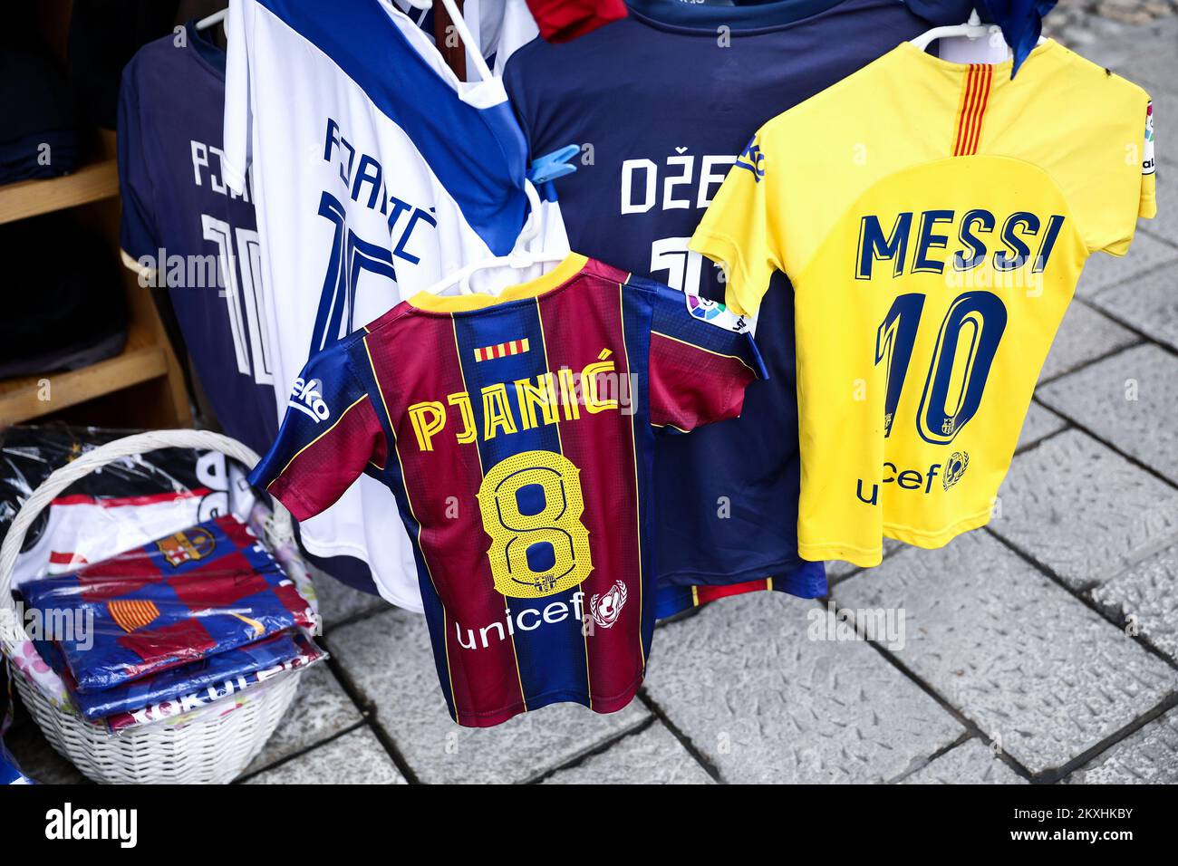 Le maglie del giocatore di calcio bosniaco Miralem Pjanic sono già apparse nella Bascarsija di Sarajevo, prima della sua presentazione ufficiale a Barcellona. Barcellona ha acquistato Pjanic per 60 milioni di euro Sarajevo, Bosnia-Erzegovina il 14 settembre 2020. Foto: Armin Durgut/PIXSELL Foto Stock