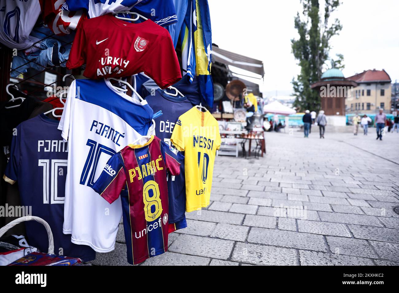 Le maglie del giocatore di calcio bosniaco Miralem Pjanic sono già apparse nella Bascarsija di Sarajevo, prima della sua presentazione ufficiale a Barcellona. Barcellona ha acquistato Pjanic per 60 milioni di euro Sarajevo, Bosnia-Erzegovina il 14 settembre 2020. Foto: Armin Durgut/PIXSELL Foto Stock