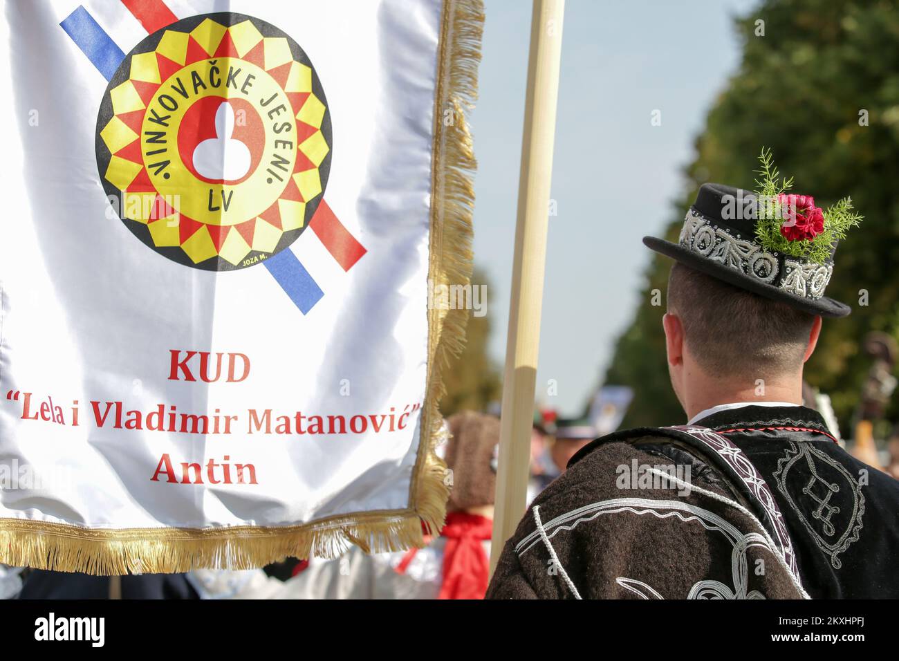 I partecipanti vestiti di costumi tradizionali folcloristici durante la sfilata del 55th° Vinkovci Autumn Festival, a Vinkovci, Croazia, il 20 settembre 2020. Il festival autunnale di Vinkovci è una celebrazione dello stile di vita, delle abitudini e della cultura slavoniane e mira a dare ai festaioli un'idea di tutto ciò che è slavoniano, tra cui cibo, danza, musica, costume e dialetti. Foto: Dubravka Petric/PIXSELL Foto Stock