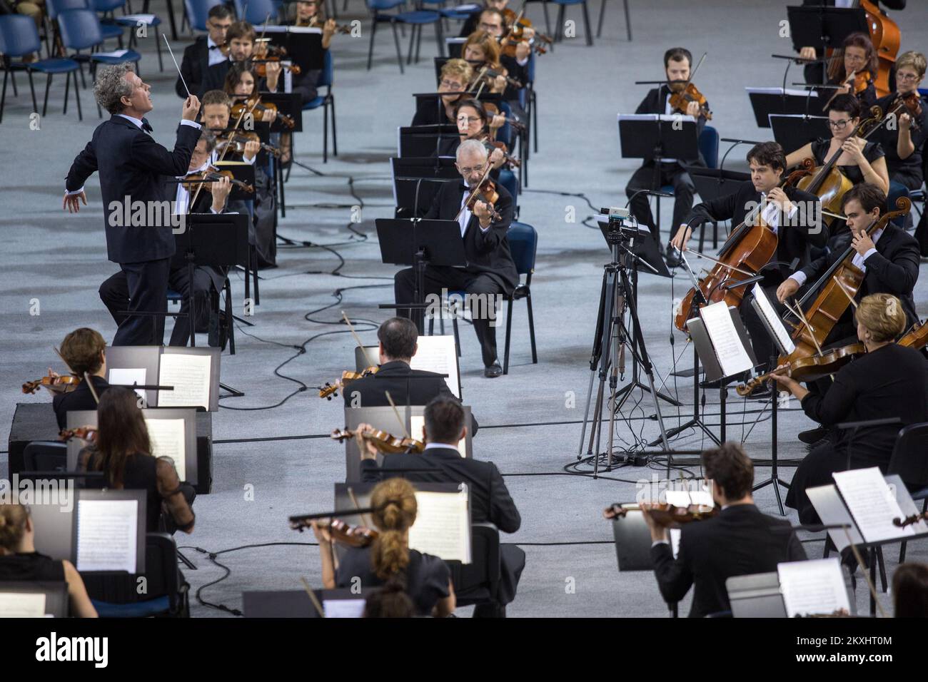 L'Orchestra Sinfonica di Rijeka e il Coro dell'Opera di Rijeka, nonché l'Orchestra Sinfonica e Coro di HRT, hanno eseguito la seconda Sinfonia di Gustav Mahler, nota anche come Resurrezione diretta da Philipp von Steinacker, a Rijeka, in Croazia, il 23 settembre. Il concerto fa parte del Fiume 2020 - capitale europea della cultura. Foto: Nel Pavletic/PIXSELL Foto Stock