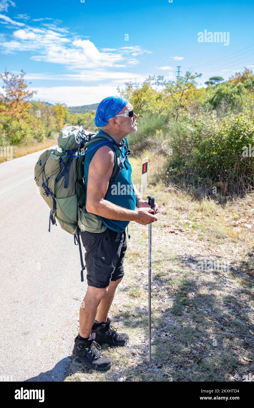 Feruco Lazaric, alpinista cieco, è visto sulla sua strada lunga 1100 chilometri a Djurinici, Konavle, Croazia il 24 settembre 2020. Feruco Lazaric (65) di Savicenta in Istria, è stato cieco circa 20 anni fa, quando ha iniziato a camminare. Accompagnato dal suo amico Sergio Ostovic (65) e dalla guida alpinistica Zlatko Mihocek-Torpedo (61), iniziò un viaggio di 50 giorni a Prevlaka. Feruco prevede di percorrere a piedi un percorso di 1100 chilometri che si estende da Capo Kamenjak in Istria fino a Dubrovnik e Prevlaka, come parte del sentiero di Via Adriatica. Foto: Grgo Jelavic/PIXSELL Foto Stock