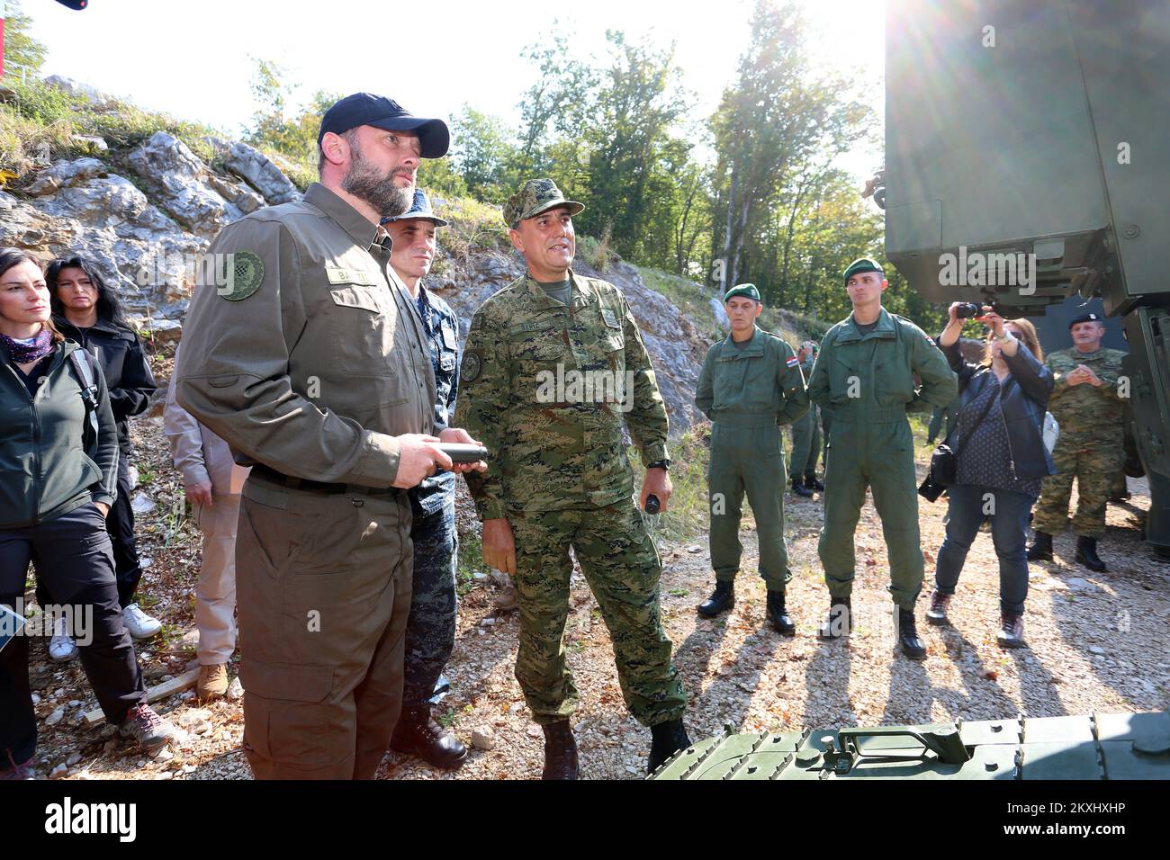 Il Ministro della Difesa Mario Banozic, Capo dello Stato maggiore delle forze armate croate, l'Ammiraglio Robert Hranj e il Comandante del colonnello generale dell'esercito croato Boris Seric, hanno partecipato alla presentazione finale dell'esercizio militare "Readiness 20" presso la gamma militare Eugen Kvaternik di Slunj, Croazia il 1 ottobre 2020. Alla presentazione finale dell'esercizio militare "Readiness 20", è stata presentata la potenza di fuoco del veicolo blindato da combattimento BOV Patria CRO 30 L, allo scopo di valutare le forze dichiarate per lo schieramento in operazioni e missioni. Foto: Kristina Stedul Fabac/PIXSELL Foto Stock