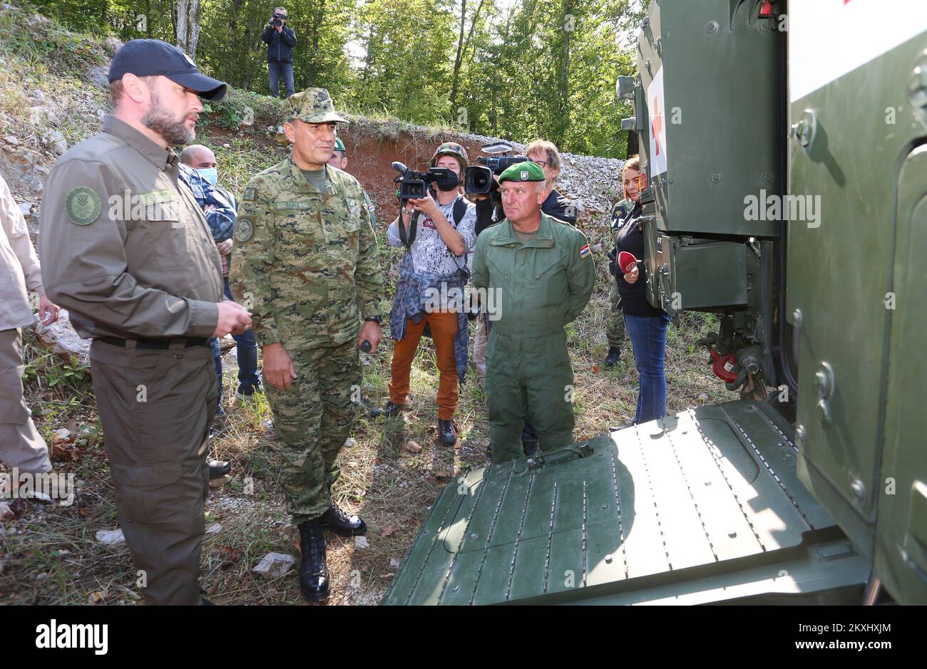 Il Ministro della Difesa Mario Banozic e il Comandante dell'Esercito croato il colonnello Generale Boris Seric hanno partecipato alla presentazione finale dell'esercizio militare "Readiness 20" presso la gamma militare Eugen Kvaternik di Slunj, Croazia, il 1 ottobre 2020. Alla presentazione finale dell'esercizio militare "Readiness 20", è stata presentata la potenza di fuoco del veicolo blindato da combattimento BOV Patria CRO 30 L, allo scopo di valutare le forze dichiarate per lo schieramento in operazioni e missioni. Foto: Kristina Stedul Fabac/PIXSELL Foto Stock