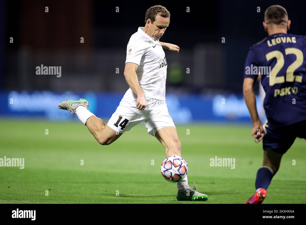 Konstantin Vassiljev del FC Flora Tallinn durante la partita di play-off della UEFA Europa League tra GNK Dinamo Zagreb e FC Flora Tallinn allo Stadion Maksimir il 1 ottobre 2020 a Zagabria, Croazia. Gli stadi di calcio in tutta Europa rimangono vuoti a causa del Coronavirus Pandemic, in quanto le leggi di allontanamento sociale del governo vietano ai tifosi di entrare nei locali e di conseguenza gli incontri vengono giocati a porte chiuse. Foto: Goran Stanzl/PIXSELL Foto Stock