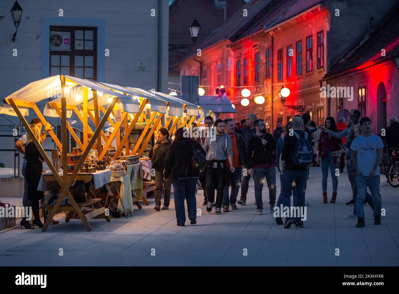 Atmosfera a HeadOnEast Festival a Osijek, Croazia, 2 ottobre 2020. Dopo la sua splendida introduzione durante i giorni del turismo croato nel 2019, HeadOnEast 2020 è iniziato oggi e durerà tre giorni . Festival si svolge nella città vecchia di Tvrdja di Osijek ed è stato trasformato in un paradiso gourmet, con eventi, Street food, degustazione di vini, zone chill, E divertimento per i kidsPhoto: Davor Javorovic/PIXSELL Foto Stock
