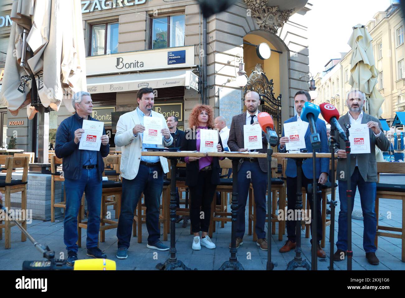 I rappresentanti dell'Associazione indipendente dei ristoratori hanno tenuto una conferenza stampa di fronte alla sede chiusa di Bonita a Zagabria (Croazia) il 8 ottobre 2020. L'Associazione indipendente dei ristoratori di Zagabria prosegue l'azione volta a salvare posti di lavoro e a preservare l'economia; E chiede ai responsabili di sospendere il pagamento dell'imposta sul valore aggiunto (IVA) fino al 1 marzo 2021, un'aliquota IVA preferenziale permanente sui prodotti alimentari, compresi caffè, birra, vino e bevande analcoliche, liquidità e prestiti agli investimenti. Alle 11:58, Zagreb catering sospeso servire nei loro ristoranti e caffè per un'ora, per avvertire di t Foto Stock