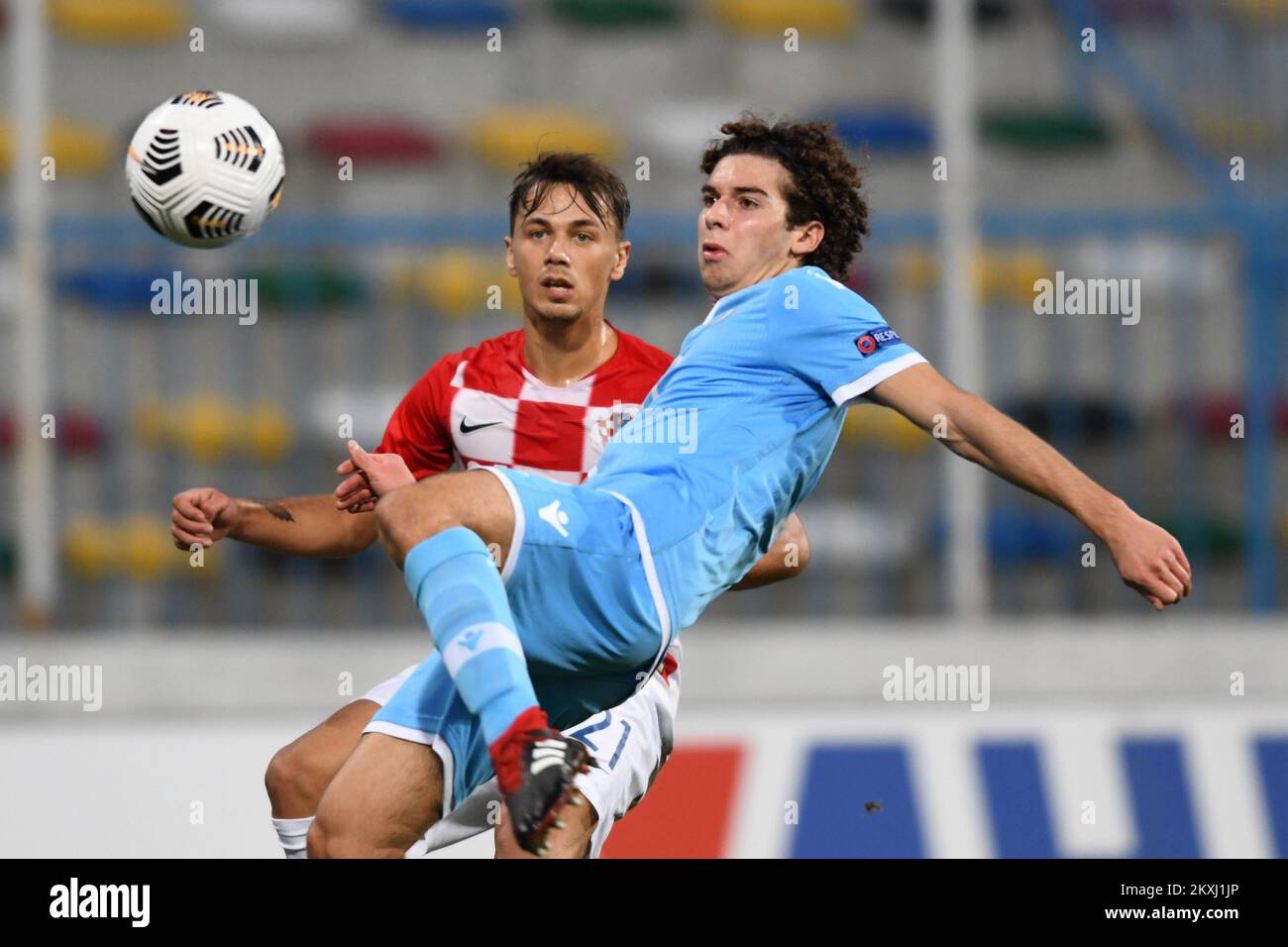 Dario Spikic di Croazia e Simone Franciosi di San Marino si battono per la palla durante la partita di qualificazione UEFA euro Under 21 tra Croazia U21 e San Marino U21 allo Stadio Zagabria il 8 ottobre 2020 a Zagabria, Croazia. Foto: Josip Regovic/PIXSELL Foto Stock