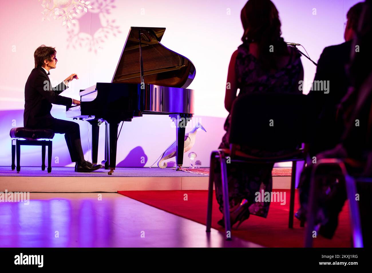 Le immagini mostrano il biologo croato e membro dell'Accademia Francese delle Scienze, dell'Accademia europea delle Scienze e delle Arti, dell'Accademia Mondiale delle Scienze e dell'Organizzazione europea per la Biologia molecolare (EMBO) Miroslav Radman. Radman ha ricevuto la Legione d'onore presso il Mediterranean Institute for Life Research (MedILS). Gli è stato presentato dall'Ambasciatore francese presso la Repubblica di Croazia, Gael Veyssiere, a Spalato, Croaia, il 08 ottobre, 2020. Foto: Milano SABIC/PIXSELL Foto Stock