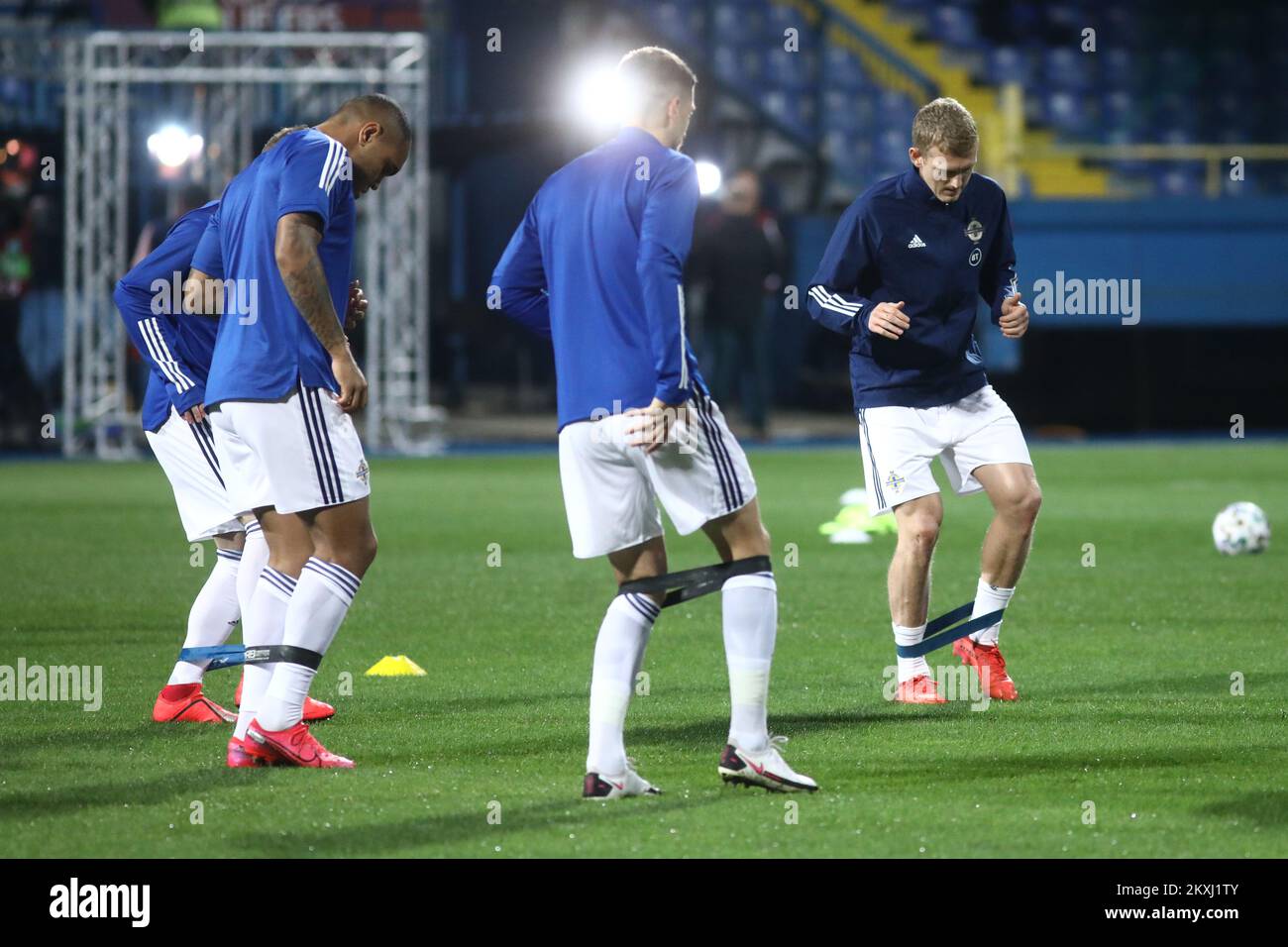 I giocatori dell'Irlanda del Nord scaldano la partita di semifinale UEFA euro 2020 tra Bosnia-Erzegovina e Irlanda del Nord allo Stadio Grbavica il 8 ottobre 2020 a Sarajevo, Bosnia-Erzegovina. Foto: Armin Drugut/PIXSELL Foto Stock
