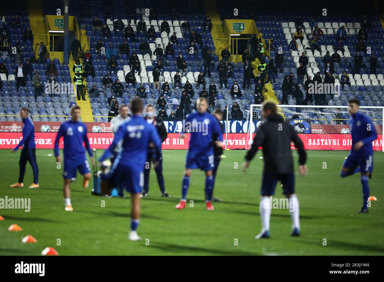 I giocatori della Bosnia-Erzegovina scaldano la partita di semifinale UEFA euro 2020 tra Bosnia-Erzegovina e Irlanda del Nord allo Stadio Grbavica il 8 ottobre 2020 a Sarajevo, Bosnia-Erzegovina. Foto: Armin Drugut/PIXSELL Foto Stock