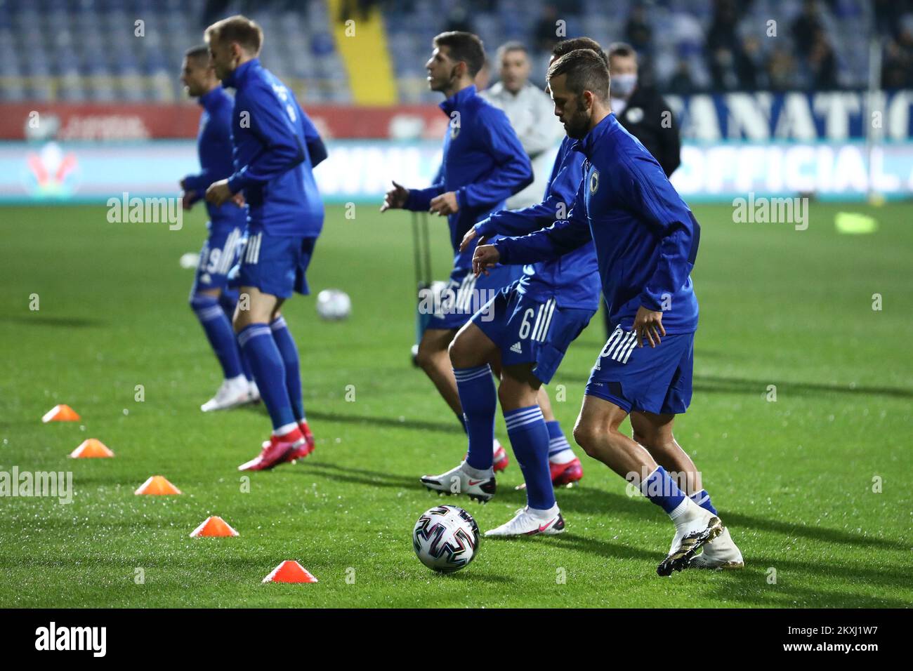 I giocatori della Bosnia-Erzegovina scaldano la partita di semifinale UEFA euro 2020 tra Bosnia-Erzegovina e Irlanda del Nord allo Stadio Grbavica il 8 ottobre 2020 a Sarajevo, Bosnia-Erzegovina. Foto: Armin Drugut/PIXSELL Foto Stock