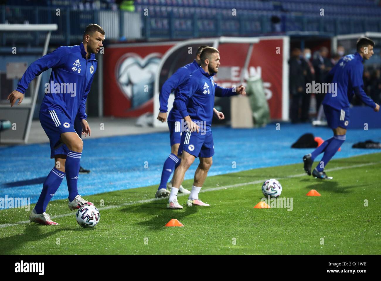 Edin Dzeko di Bosnia-Erzegovina scalda la precedente partita di semifinale UEFA euro 2020 tra Bosnia-Erzegovina e Irlanda del Nord allo Stadio Grbavica il 8 ottobre 2020 a Sarajevo, Bosnia-Erzegovina. Foto: Armin Drugut/PIXSELL Foto Stock