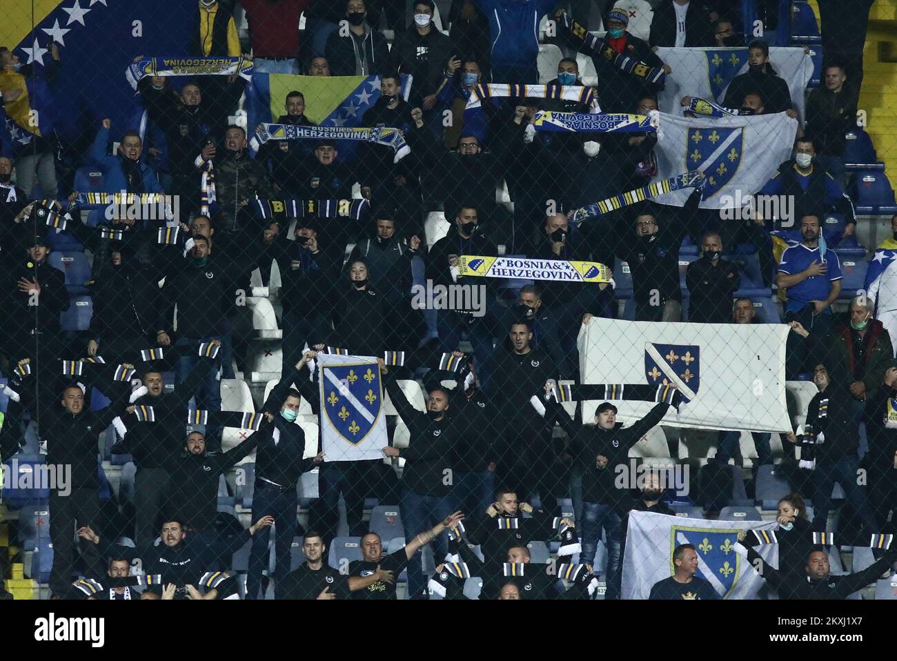I sostenitori della Bosnia-Erzegovina sono raffigurati durante la partita di semifinale di Play-off UEFA euro 2020 tra Bosnia-Erzegovina e Irlanda del Nord allo Stadio Grbavica il 8 ottobre 2020 a Sarajevo, Bosnia-Erzegovina. Foto: Armin Drugut/PIXSELL Foto Stock