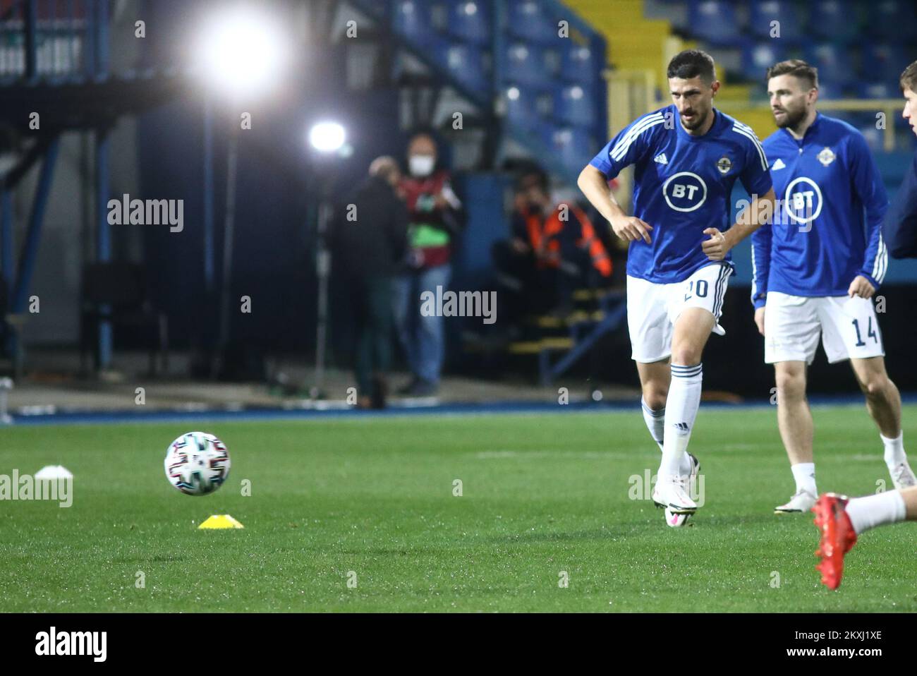 Craig Cathcart dell'Irlanda del Nord scalda la partita di semifinale UEFA euro 2020 tra Bosnia-Erzegovina e Irlanda del Nord allo Stadio Grbavica il 8 ottobre 2020 a Sarajevo, Bosnia-Erzegovina.Photo: Armin Drugut/PIXSELL Foto Stock