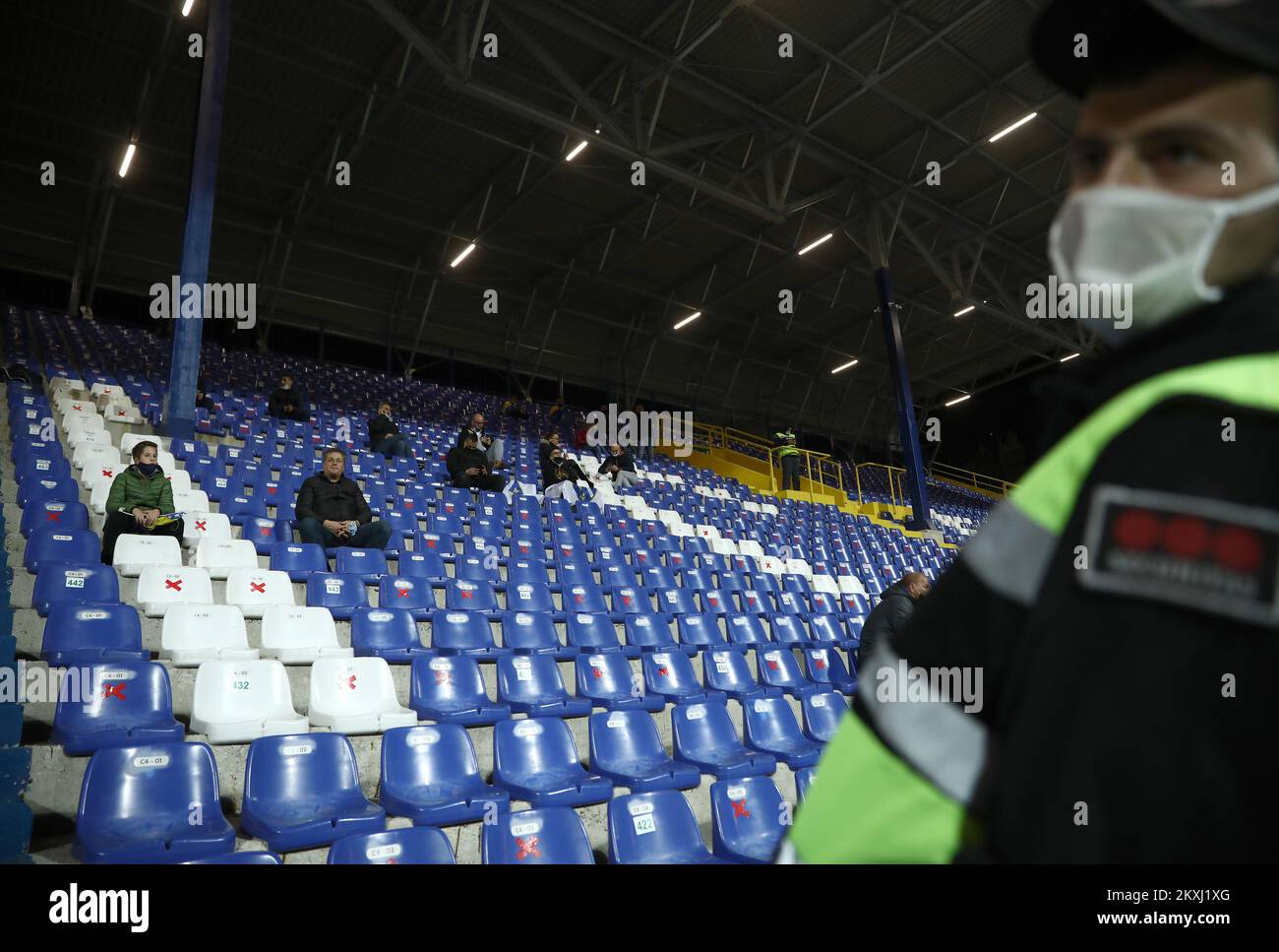 La guardia di sicurezza è raffigurata accanto agli stand vuoti prima della partita di semifinale UEFA euro 2020 tra Bosnia-Erzegovina e Irlanda del Nord allo Stadio Grbavica il 8 ottobre 2020 a Sarajevo, Bosnia-Erzegovina. Foto: Armin Drugut/PIXSELL Foto Stock
