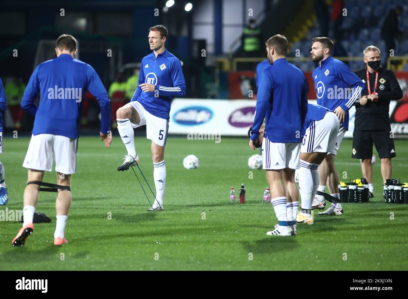 Jonny Evans dell'Irlanda del Nord scalda la precedente partita di semifinale UEFA euro 2020 tra Bosnia-Erzegovina e Irlanda del Nord allo Stadio Grbavica il 8 ottobre 2020 a Sarajevo, Bosnia-Erzegovina. Foto: Armin Drugut/PIXSELL Foto Stock