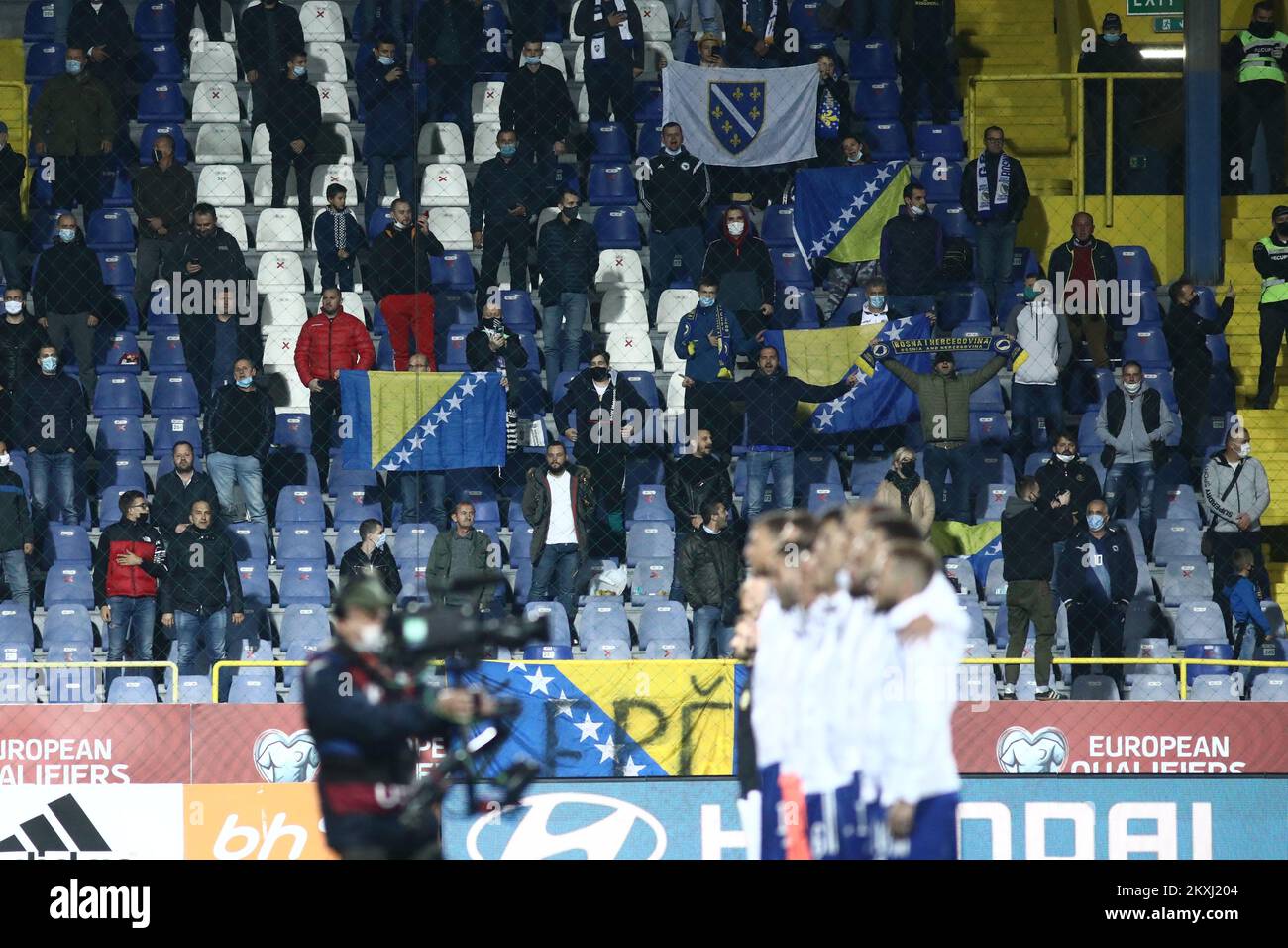 I sostenitori della Bosnia-Erzegovina sono raffigurati durante la partita di semifinale di Play-off UEFA euro 2020 tra Bosnia-Erzegovina e Irlanda del Nord allo Stadio Grbavica il 8 ottobre 2020 a Sarajevo, Bosnia-Erzegovina. Foto: Armin Drugut/PIXSELL Foto Stock