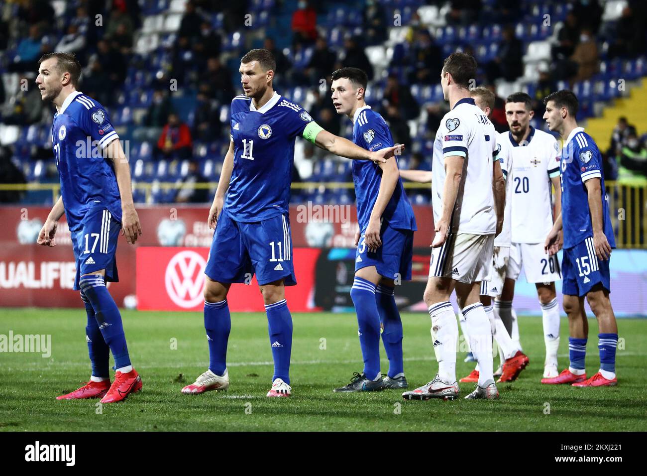 Edin Dzeko di Bosnia-Erzegovina gesti durante la partita di semifinale di UEFA euro 2020 tra Bosnia-Erzegovina e Irlanda del Nord allo Stadio Grbavica il 8 ottobre 2020 a Sarajevo, Bosnia-Erzegovina. Foto: Armin Drugut/PIXSELL Foto Stock