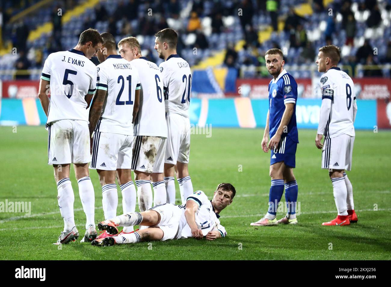 Paddy McNair dell'Irlanda del Nord si trova dietro il muro difensivo durante la partita di semifinale di UEFA euro 2020 tra Bosnia-Erzegovina e Irlanda del Nord allo Stadio Grbavica il 8 ottobre 2020 a Sarajevo, Bosnia-Erzegovina. Foto: Armin Drugut/PIXSELL Foto Stock