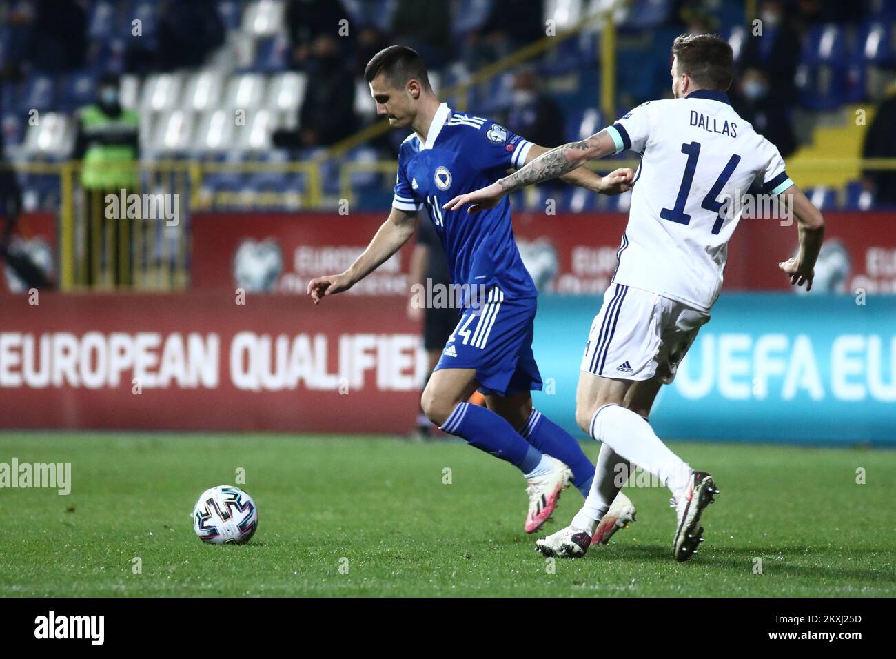 Amer Gojak della Bosnia-Erzegovina controlla una partita di semifinale di play-off UEFA euro 2020 tra Bosnia-Erzegovina e Irlanda del Nord allo Stadio Grbavica il 8 ottobre 2020 a Sarajevo, Bosnia-Erzegovina. Foto: Armin Drugut/PIXSELL Foto Stock