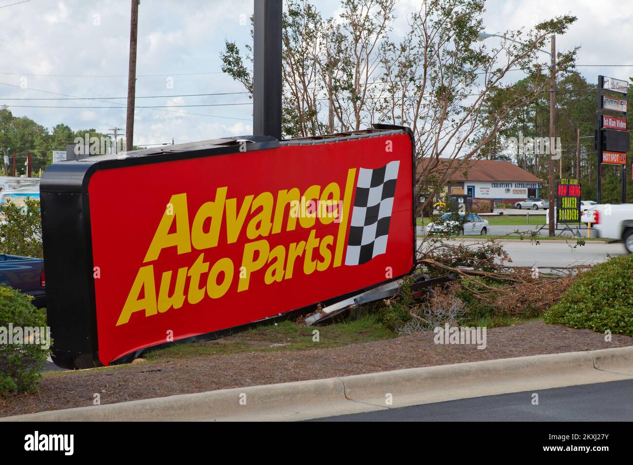 Uragano/tempesta tropicale - Riverdale, N. C. , 7 settembre 2011 danni da uragano Irene come questo segno abbattuto può essere trovato nelle contee colpite dalla tempesta. I prestiti di SBA possono aiutare una piccola impresa con danni da disastri. Foto FEMA/Tim Burkitt. Uragano Irene del North Carolina. Fotografie relative a disastri e programmi, attività e funzionari di gestione delle emergenze Foto Stock