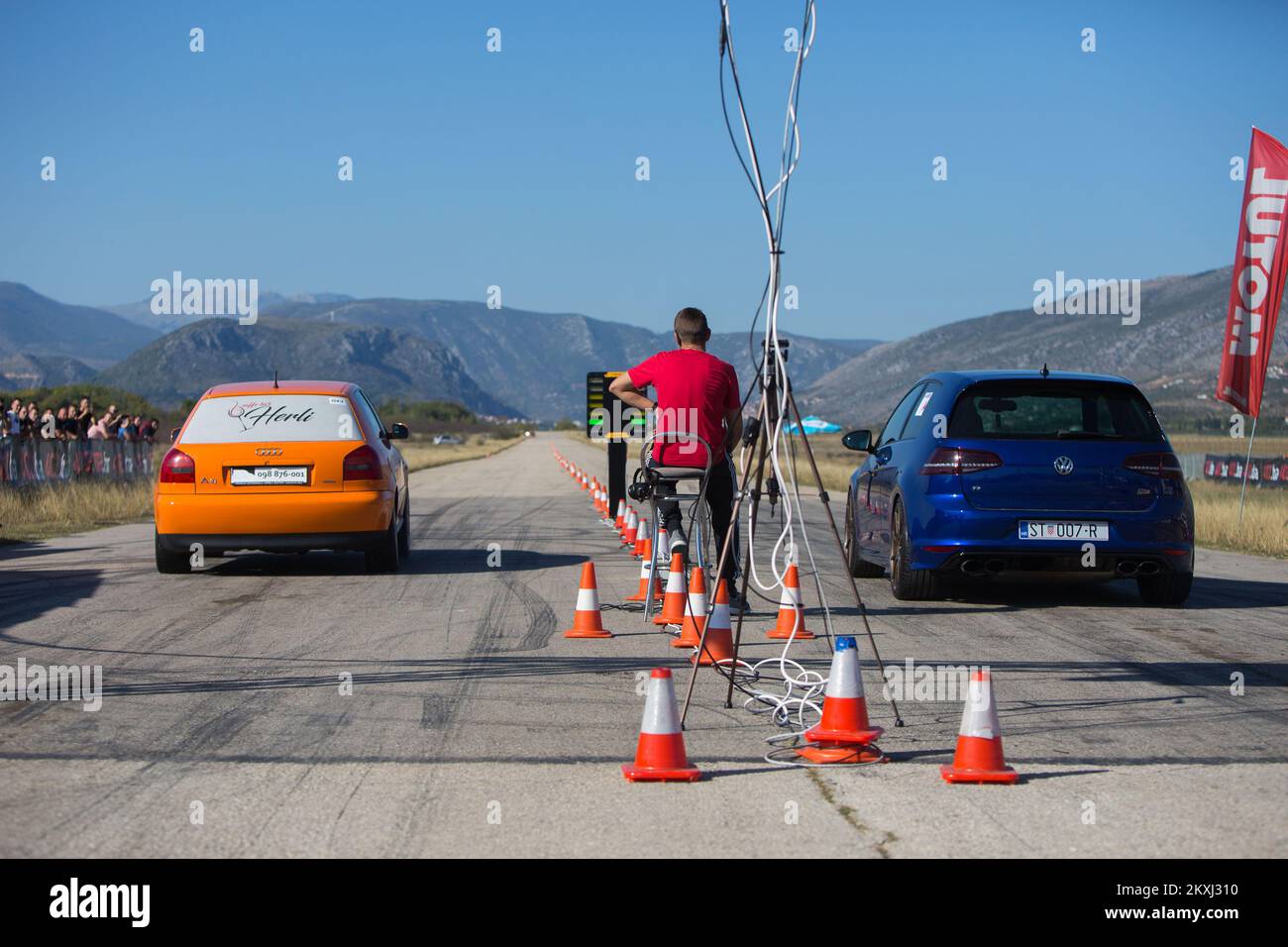 Un ottano spettacolo chiamato Auto-moto Street Show ha iniziato sulla pista ausiliaria di Mostar Airport. Durante il fine settimana, i concorrenti gareggeranno per i campionati nazionali della Repubblica di Croazia, Bosnia-Erzegovina, Serbia, e il campionato regionale nelle categorie PRO di gare accelerate a Mostar, Bosnia-Erzegovina su 10. Ottobre, 2020. Denis Kapetanovic/PIXSELL Foto Stock