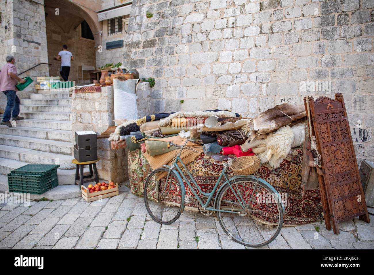 Preparativi per la ripresa di un film Olso, a Dubrovnik, Croazia, il 16 ottobre 2020. Il film è prodotto da HBO. Il regista e produttore del film è Bartlett Sher, un famoso regista teatrale di Broadway. Foto: Grgo Jelavic/PIXSELL Foto Stock