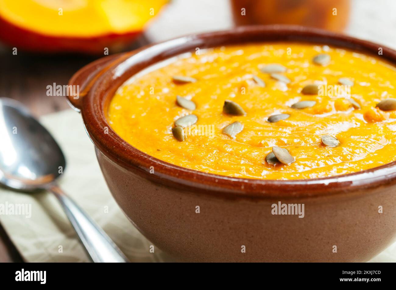 Una deliziosa e sostanziosa zuppa con zucca o zucca, carote, zenzero e vino bianco. Foto Stock