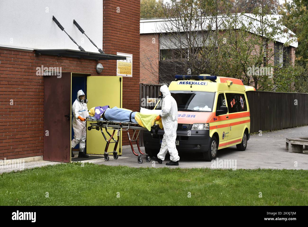 Trasferimento degli utenti infetti del Centro per non vedenti, ipovedenti e anziani nella sala della scuola elementare 'Jela Janezic', attualmente trasformata in un ospedale covido, a Skofja Loka, Slovenia, il 19 ottobre 2020. Il governo sloveno ha dichiarato un'epidemia di 30 giorni di Covid-19, dopo aver stimato che l'intero territorio del paese è stato colpito da una seconda ondata di malattia. Foto: Ziga Zivulovic jr./fa Bobo/PIXSELL Foto Stock